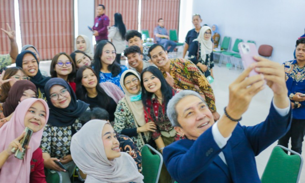 Wali Kota Bogor, Dedie A. Rachim mendorong pelaku usaha mikro, kecil, dan menengah (UMKM) untuk memanfaatkan perkembangan teknologi, termasuk kecerdasan artifisial (Artificial Intelligence/AI), sebagai alat memperkuat daya saing.