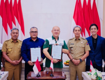 Wali Kota Bogor, Dedie A. Rachim, menyaksikan penandatanganan nota kesepahaman (MoU) antara Bank Perekonomian Rakyat (BPR) Bank Kota Bogor sebagai Badan Usaha Milik Daerah (BUMD) Pemerintah Kota (Pemkot) Bogor dengan Entech Global Singapore dan Group Pestigo di Paseban Suradipati, Senin (21/9/2026).