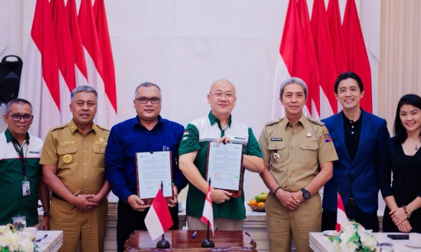 Wali Kota Bogor, Dedie A. Rachim, menyaksikan penandatanganan nota kesepahaman (MoU) antara Bank Perekonomian Rakyat (BPR) Bank Kota Bogor sebagai Badan Usaha Milik Daerah (BUMD) Pemerintah Kota (Pemkot) Bogor dengan Entech Global Singapore dan Group Pestigo di Paseban Suradipati, Senin (21/9/2026).
