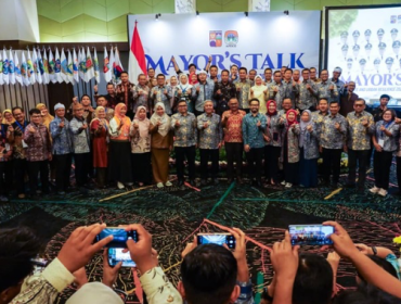 Sekretaris Daerah (Sekda) Kota Bogor, Denny Mulyadi, menutup rangkaian kegiatan Mayor's Talk: Climate and Urban Resilience 2026 yang membahas tantangan perubahan iklim dan ketahanan perkotaan. (foto:kominfo)