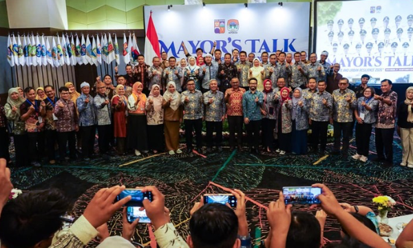 Sekretaris Daerah (Sekda) Kota Bogor, Denny Mulyadi, menutup rangkaian kegiatan Mayor's Talk: Climate and Urban Resilience 2026 yang membahas tantangan perubahan iklim dan ketahanan perkotaan. (foto:kominfo)
