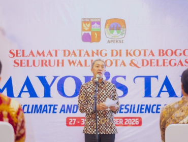 Kota Bogor menjadi tuan rumah Mayors Talk: Climate and Urban Resilience 2026 yang diselenggarakan oleh Komisariat Wilayah (Komwil) III Asosiasi Pemerintah Kota Seluruh Indonesia (APEKSI).

Wali Kota Bogor, Dedie A. Rachim, menyampaikan ucapan selamat datang kepada para wali kota dan delegasi yang hadir.