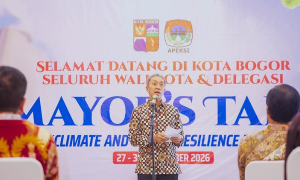 Kota Bogor menjadi tuan rumah Mayors Talk: Climate and Urban Resilience 2026 yang diselenggarakan oleh Komisariat Wilayah (Komwil) III Asosiasi Pemerintah Kota Seluruh Indonesia (APEKSI).

Wali Kota Bogor, Dedie A. Rachim, menyampaikan ucapan selamat datang kepada para wali kota dan delegasi yang hadir.