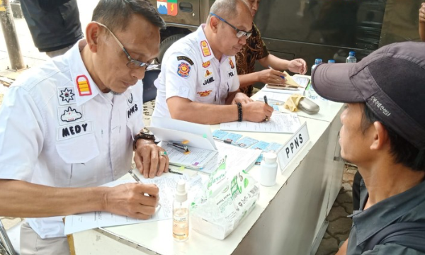 Sebanyak 15 orang, terdiri dari 13 warga sipil dan 2 pelajar, terjaring dalam inspeksi mendadak (sidak) Kawasan Tanpa Rokok (KTR) yang digelar Pemerintah Kota (Pemkot) Bogor di kawasan Alun-Alun dan di angkutan kota (angkot), Jumat (25/9/2026).