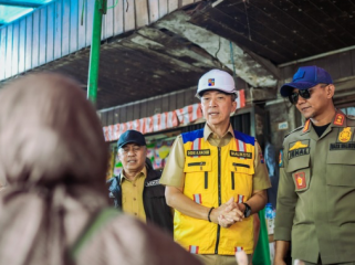 Wali Kota Bogor, Dedie A. Rachim didampingi Wakil Wali Kota Bogor, Jenal Mutaqin meninjau langsung lokasi rencana pembangunan Jembatan Penyeberangan Orang (JPO) yang akan digunakan untuk menutup permanen perlintasan sebidang di Jalan M.A. Salmun.

Di lokasi tersebut, Dedie Rachim dan Jenal Mutaqin melihat masih terdapat sejumlah Pedagang Kaki Lima (PKL) yang berjualan di area rencana pembangunan.
