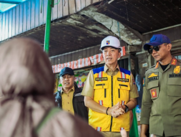 Wali Kota Bogor, Dedie A. Rachim didampingi Wakil Wali Kota Bogor, Jenal Mutaqin meninjau langsung lokasi rencana pembangunan Jembatan Penyeberangan Orang (JPO) yang akan digunakan untuk menutup permanen perlintasan sebidang di Jalan M.A. Salmun.

Di lokasi tersebut, Dedie Rachim dan Jenal Mutaqin melihat masih terdapat sejumlah Pedagang Kaki Lima (PKL) yang berjualan di area rencana pembangunan.