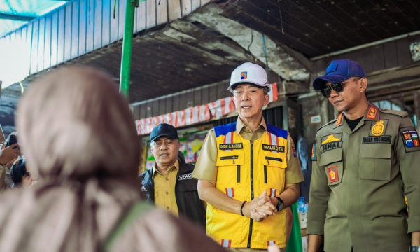Wali Kota Bogor, Dedie A. Rachim didampingi Wakil Wali Kota Bogor, Jenal Mutaqin meninjau langsung lokasi rencana pembangunan Jembatan Penyeberangan Orang (JPO) yang akan digunakan untuk menutup permanen perlintasan sebidang di Jalan M.A. Salmun.

Di lokasi tersebut, Dedie Rachim dan Jenal Mutaqin melihat masih terdapat sejumlah Pedagang Kaki Lima (PKL) yang berjualan di area rencana pembangunan.