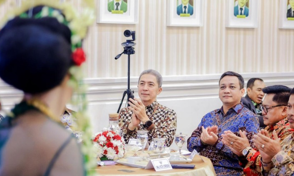 Dari Kota Bogor, Komisariat Wilayah (Komwil) III Asosiasi Pemerintah Kota Seluruh Indonesia (APEKSI) akan merumuskan usulan ke tingkat nasional untuk kemajuan kota-kota di Indonesia melalui Mayors Talk 2026: Climate and Urban Resilience.

Hal tersebut disampaikan Direktur Eksekutif Asosiasi Pemerintah Kota Seluruh Indonesia (APEKSI), Alwis Rustam saat malam APEKSI di Balai Kota Bogor, Senin (28/9/2026).