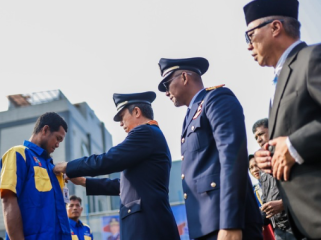Wali Kota Bogor, Dedie A. Rachim menjadi inspektur upacara pada peringatan Hari Perhubungan Nasional tingkat Kota Bogor yang dilaksanakan di Halaman Kantor Dinas Perhubungan (Dishub) Kota Bogor, Jalan Raya Tajur, Kamis (24/9/2026).