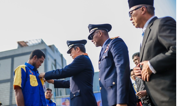 Wali Kota Bogor, Dedie A. Rachim menjadi inspektur upacara pada peringatan Hari Perhubungan Nasional tingkat Kota Bogor yang dilaksanakan di Halaman Kantor Dinas Perhubungan (Dishub) Kota Bogor, Jalan Raya Tajur, Kamis (24/9/2026).