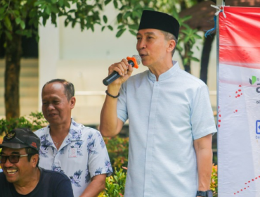 Wali Kota Bogor, Dedie A. Rachim, bersama jajaran panitia Festival Merah Putih (FMP) Tahun 2026 menanam bibit pohon alpukat di Masjid Al Kautsar Bogor Raya, Bogor Timur, Minggu (27/9/2026).