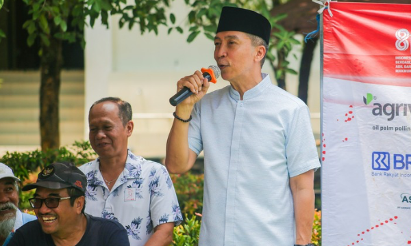 Wali Kota Bogor, Dedie A. Rachim, bersama jajaran panitia Festival Merah Putih (FMP) Tahun 2026 menanam bibit pohon alpukat di Masjid Al Kautsar Bogor Raya, Bogor Timur, Minggu (27/9/2026).