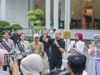Usai mengikuti rangkaian One Day Bogor City Tour, sebanyak 60 peserta yang disebut sebagai “wisatawan lokal” tiba di destinasi terakhir, yakni Balai Kota Bogor.

Rombongan tersebut disambut langsung oleh Wali Kota Bogor, Dedie A. Rachim di Plaza Balai Kota Bogor, Minggu (27/9/2026).
