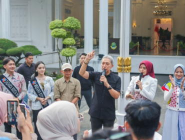 Usai mengikuti rangkaian One Day Bogor City Tour, sebanyak 60 peserta yang disebut sebagai “wisatawan lokal” tiba di destinasi terakhir, yakni Balai Kota Bogor.

Rombongan tersebut disambut langsung oleh Wali Kota Bogor, Dedie A. Rachim di Plaza Balai Kota Bogor, Minggu (27/9/2026).