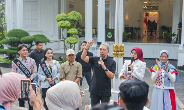 Usai mengikuti rangkaian One Day Bogor City Tour, sebanyak 60 peserta yang disebut sebagai “wisatawan lokal” tiba di destinasi terakhir, yakni Balai Kota Bogor.

Rombongan tersebut disambut langsung oleh Wali Kota Bogor, Dedie A. Rachim di Plaza Balai Kota Bogor, Minggu (27/9/2026).