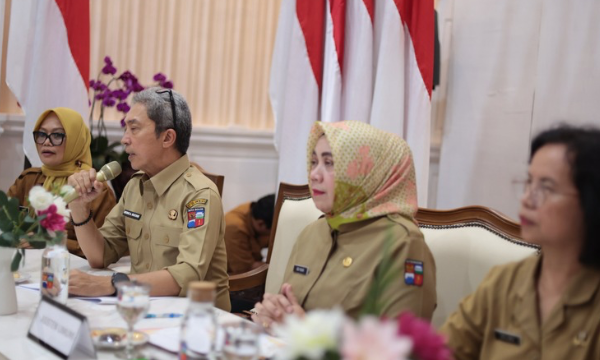 Wali Kota Bogor, Dedie A. Rachim, membuka Evaluasi Kinerja Pemerintahan Digital Kota Bogor Tahun 2026 bersama Asesor Kementerian Pendayagunaan Aparatur Negara dan Reformasi Birokrasi (KemenPANRB) di Paseban Suradipati, Balai Kota Bogor, Selasa (22/9/2026).