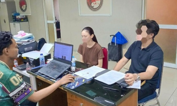 Selebgram Julia Prastini atau Jule atau JP ditangkap Satresnarkoba Polresta Bandara Soekarno-Hatta terkait kasus narkoba. Jule ditangkap di apartemen kawasan Cilandak, Jakarta Selatan, setelah menerima paket berisi vape narkoba.
