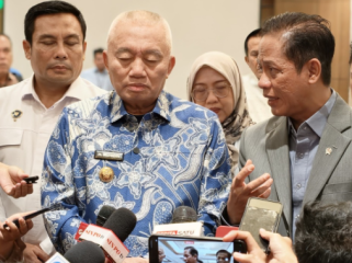 Pemerintah memperkuat penanganan kebakaran hutan dan lahan (karhutla) di Kalimantan Selatan dengan melibatkan sekitar 300 unit usaha untuk melakukan pemadaman secara serentak di sejumlah zona rawan.

Wakil Menteri Koordinator Bidang Pangan Hanif Faisol Nurofiq mengatakan, karhutla di Kalimantan Selatan menjadi salah satu prioritas penanganan pemerintah. Terlebih, titik kebakaran berada di kawasan gambut yang sulit dipadamkan dan berada di sekitar wilayah utama Banjarbaru.