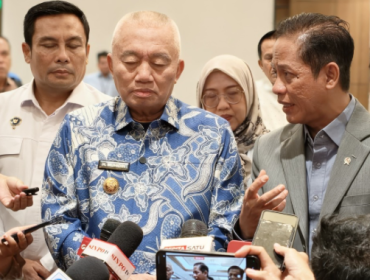 Pemerintah memperkuat penanganan kebakaran hutan dan lahan (karhutla) di Kalimantan Selatan dengan melibatkan sekitar 300 unit usaha untuk melakukan pemadaman secara serentak di sejumlah zona rawan.

Wakil Menteri Koordinator Bidang Pangan Hanif Faisol Nurofiq mengatakan, karhutla di Kalimantan Selatan menjadi salah satu prioritas penanganan pemerintah. Terlebih, titik kebakaran berada di kawasan gambut yang sulit dipadamkan dan berada di sekitar wilayah utama Banjarbaru.