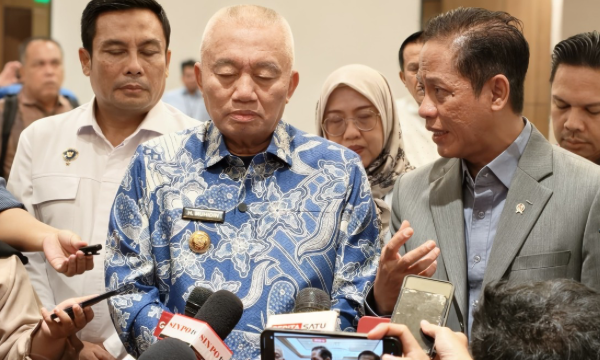 Pemerintah memperkuat penanganan kebakaran hutan dan lahan (karhutla) di Kalimantan Selatan dengan melibatkan sekitar 300 unit usaha untuk melakukan pemadaman secara serentak di sejumlah zona rawan.

Wakil Menteri Koordinator Bidang Pangan Hanif Faisol Nurofiq mengatakan, karhutla di Kalimantan Selatan menjadi salah satu prioritas penanganan pemerintah. Terlebih, titik kebakaran berada di kawasan gambut yang sulit dipadamkan dan berada di sekitar wilayah utama Banjarbaru.