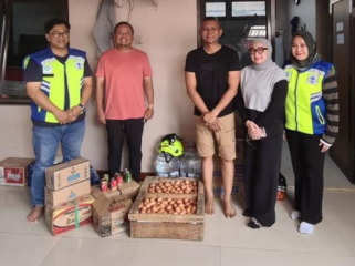 Wakil Wali Kota Bogor Jenal Mutaqin menerima bantuan logistik dan tangki air dari Perumda Tirta Pakuan. (foto: ist)