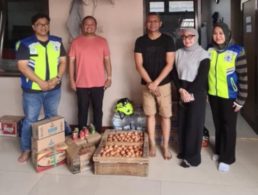 Wakil Wali Kota Bogor Jenal Mutaqin menerima bantuan logistik dan tangki air dari Perumda Tirta Pakuan. (foto: ist)