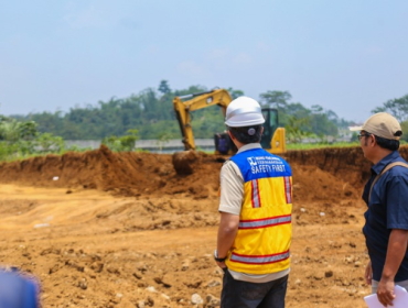 Wali Kota Bogor, Dedie A. Rachim, meninjau langsung sekaligus mengevaluasi lahan yang akan menjadi lokasi Sekolah Rakyat di Kelurahan Rancamaya, Kecamatan Bogor Selatan, Kota Bogor, Rabu (23/9/2026).
