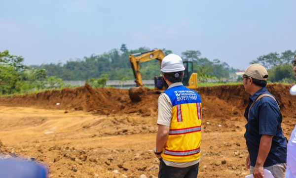 Wali Kota Bogor, Dedie A. Rachim, meninjau langsung sekaligus mengevaluasi lahan yang akan menjadi lokasi Sekolah Rakyat di Kelurahan Rancamaya, Kecamatan Bogor Selatan, Kota Bogor, Rabu (23/9/2026).
