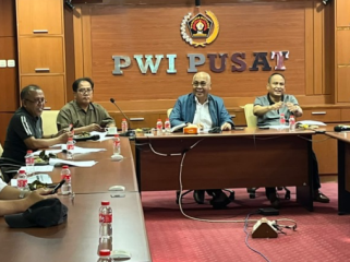 Persatuan Wartawan Indonesia (PWI) Pusat terus memperkuat transformasi dan konsolidasi organisasi di ruang digital. Setelah meluncurkan podcast PWI Channel, PWI kini mempersiapkan konsolidasi 38 portal PWI Daerah di seluruh Indonesia yang akan di-grand launching secara serentak pada 1 Oktober 2026, bertepatan dengan Hari Kesaktian Pancasila.

Persiapan konsolidasi website tersebut dibahas dalam rapat di Kantor PWI Pusat, lantai 4 Gedung Dewan Pers, Jakarta, Selasa (22/9/2026).
