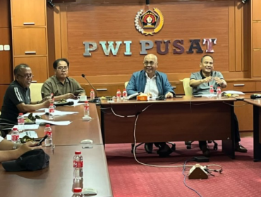 Persatuan Wartawan Indonesia (PWI) Pusat terus memperkuat transformasi dan konsolidasi organisasi di ruang digital. Setelah meluncurkan podcast PWI Channel, PWI kini mempersiapkan konsolidasi 38 portal PWI Daerah di seluruh Indonesia yang akan di-grand launching secara serentak pada 1 Oktober 2026, bertepatan dengan Hari Kesaktian Pancasila.

Persiapan konsolidasi website tersebut dibahas dalam rapat di Kantor PWI Pusat, lantai 4 Gedung Dewan Pers, Jakarta, Selasa (22/9/2026).
