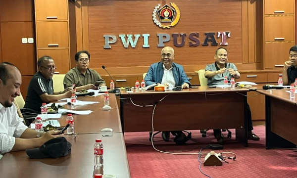 Persatuan Wartawan Indonesia (PWI) Pusat terus memperkuat transformasi dan konsolidasi organisasi di ruang digital. Setelah meluncurkan podcast PWI Channel, PWI kini mempersiapkan konsolidasi 38 portal PWI Daerah di seluruh Indonesia yang akan di-grand launching secara serentak pada 1 Oktober 2026, bertepatan dengan Hari Kesaktian Pancasila.

Persiapan konsolidasi website tersebut dibahas dalam rapat di Kantor PWI Pusat, lantai 4 Gedung Dewan Pers, Jakarta, Selasa (22/9/2026).
