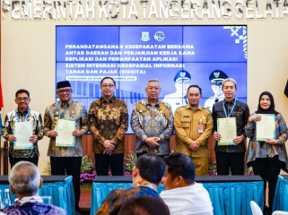 Pemerintah Kota (Pemkot) Bogor mengambil langkah progresif dalam menyelesaikan persoalan data pertanahan dan kendala akses peta digital. Melalui kerja sama strategis dengan Kementerian ATR/BPN, Pemkot Bogor resmi melakukan replikasi sistem peta pajak dan pertanahan milik Pemkot Tangerang Selatan.

​Penandatanganan nota kesepakatan tersebut berlangsung di Kantor Pusat Pemerintahan Kota Tangerang Selatan, Senin (21/9/2026). Turut hadir, Sekretaris Daerah, Denny Mulyadi serta Kepala Kantor ATR/BPN Kota Bogor.