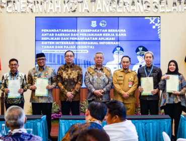 Pemerintah Kota (Pemkot) Bogor mengambil langkah progresif dalam menyelesaikan persoalan data pertanahan dan kendala akses peta digital. Melalui kerja sama strategis dengan Kementerian ATR/BPN, Pemkot Bogor resmi melakukan replikasi sistem peta pajak dan pertanahan milik Pemkot Tangerang Selatan.

​Penandatanganan nota kesepakatan tersebut berlangsung di Kantor Pusat Pemerintahan Kota Tangerang Selatan, Senin (21/9/2026). Turut hadir, Sekretaris Daerah, Denny Mulyadi serta Kepala Kantor ATR/BPN Kota Bogor.