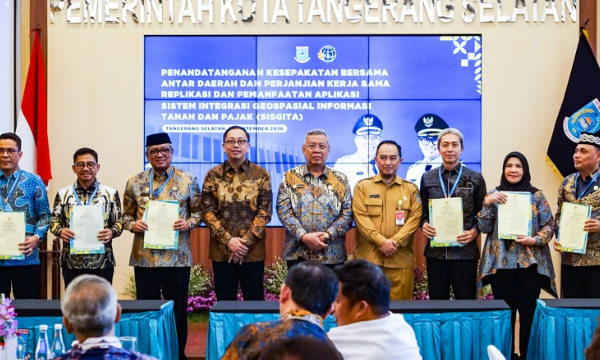 Pemerintah Kota (Pemkot) Bogor mengambil langkah progresif dalam menyelesaikan persoalan data pertanahan dan kendala akses peta digital. Melalui kerja sama strategis dengan Kementerian ATR/BPN, Pemkot Bogor resmi melakukan replikasi sistem peta pajak dan pertanahan milik Pemkot Tangerang Selatan.

​Penandatanganan nota kesepakatan tersebut berlangsung di Kantor Pusat Pemerintahan Kota Tangerang Selatan, Senin (21/9/2026). Turut hadir, Sekretaris Daerah, Denny Mulyadi serta Kepala Kantor ATR/BPN Kota Bogor.