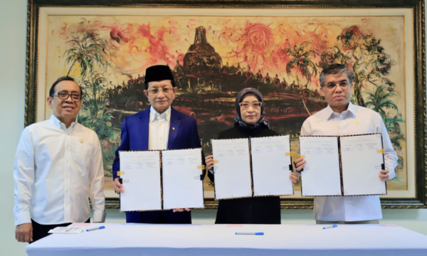 Penetapan Hari Libur Nasional 2027, yang ditandatangani Surat Keputusan Bersama (SKB) Tiga Menteri yang ditandatangani Menteri Agama Nasaruddin Umar, Menteri Ketenagakerjaan Yassierli, dan Menteri Pendayagunaan Aparatur Negara dan Reformasi Birokrasi

(PANRB) Rini Widyantini di Kantor Kementerian Koordinator Bidang Pembangunan Manusia dan Kebudayaan (Kemenko PMK), Jakarta, Selasa (15/9/2026). (foto: kemenaker)