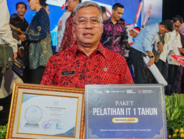 Sekda Kota Bogor Denny Mulyadi meraih predikat Sekda Terbaik ADLG Awards) di Balai Sudirman, Jakarta Selatan, Selasa (13/10/2026). (photo : kominfo)