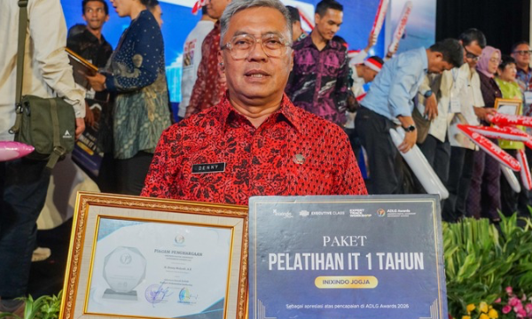 Sekda Kota Bogor Denny Mulyadi meraih predikat Sekda Terbaik ADLG Awards) di Balai Sudirman, Jakarta Selatan, Selasa (13/10/2026). (photo : kominfo)