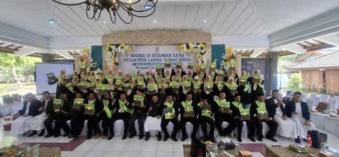 
					Inspiratif! 47 Lansia Murangan Sleman Ikuti Diwisuda