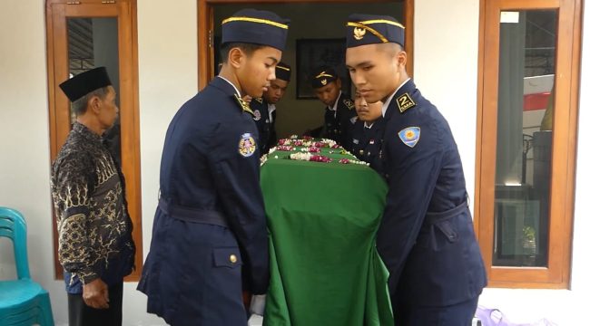 Korban meninggal dunia laka di tol ngawi. (foto: ist)
