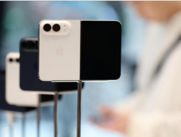 Engsel iPhone Duo Bermasalah dan Bikin Layar Patah, Penyebabnya  Apa? (Foto: REUTERS/Hollie Adams)