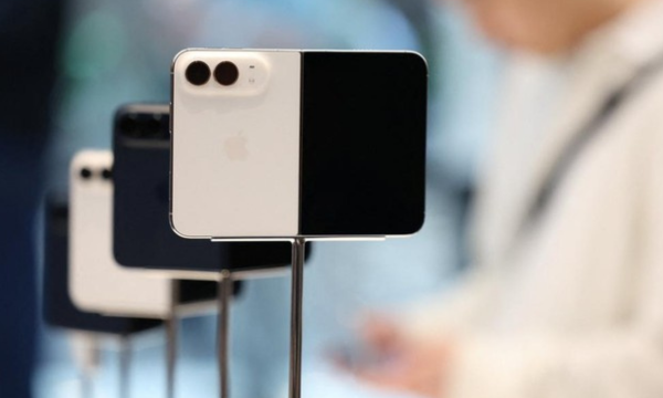 Engsel iPhone Duo Bermasalah dan Bikin Layar Patah, Penyebabnya  Apa? (Foto: REUTERS/Hollie Adams)