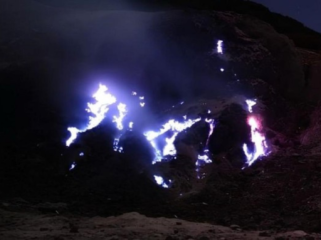 Fenomena blue fire di Gunung Papandayan. (Foto: dok. BBKSDA)