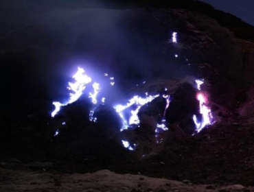 Fenomena blue fire di Gunung Papandayan. (Foto: dok. BBKSDA)