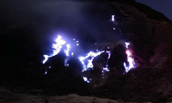 Fenomena blue fire di Gunung Papandayan. (Foto: dok. BBKSDA)