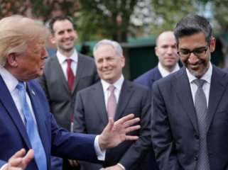 Foto: CEO Google Sundar Pichai bereaksi saat Presiden AS Donald Trump berbicara di jalan masuk Gedung Putih usai jamuan makan siang di East Room, Washington, D.C., AS, pada 29 September 2026. (Foto: REUTERS/Jonathan Ernst)
