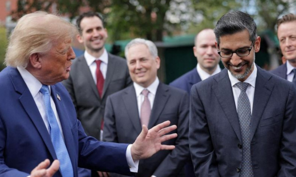 Foto: CEO Google Sundar Pichai bereaksi saat Presiden AS Donald Trump berbicara di jalan masuk Gedung Putih usai jamuan makan siang di East Room, Washington, D.C., AS, pada 29 September 2026. (Foto: REUTERS/Jonathan Ernst)