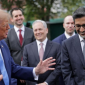 Foto: CEO Google Sundar Pichai bereaksi saat Presiden AS Donald Trump berbicara di jalan masuk Gedung Putih usai jamuan makan siang di East Room, Washington, D.C., AS, pada 29 September 2026. (Foto: REUTERS/Jonathan Ernst)