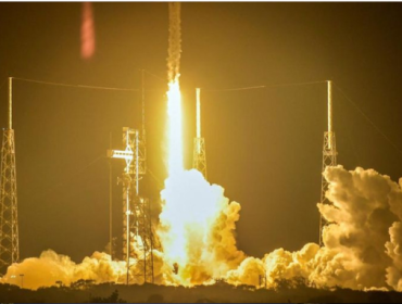 Roket SpaceX Falcon 9 dan pesawat ruang angkasa Dragon lepas landas dalam misi Crew-12 NASA ke Stasiun Luar Angkasa Internasional, membawa astronot NASA Jessica Meir dan Jack Hathaway, astronot ESA Sophie Adenot dan kosmonot Rusia Andrey Fedyaev, dari Kompleks Peluncuran 40 di Stasiun Angkatan Luar Angkasa Cape Canaveral di Cape Canaveral, Florida, AS, 13 Februari 2026. (Foto: REUTERS/Steve Nesius)