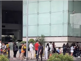 Horor Antrean iPhone 18 Pro, Warga Tunggu Semalaman Hingga Rusuh (Foto: XCeritakitas1hq)
