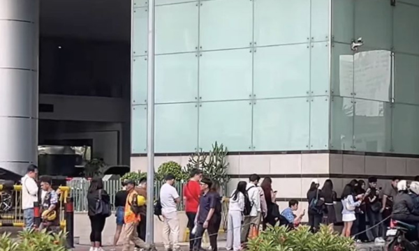 Horor Antrean iPhone 18 Pro, Warga Tunggu Semalaman Hingga Rusuh (Foto: XCeritakitas1hq)
